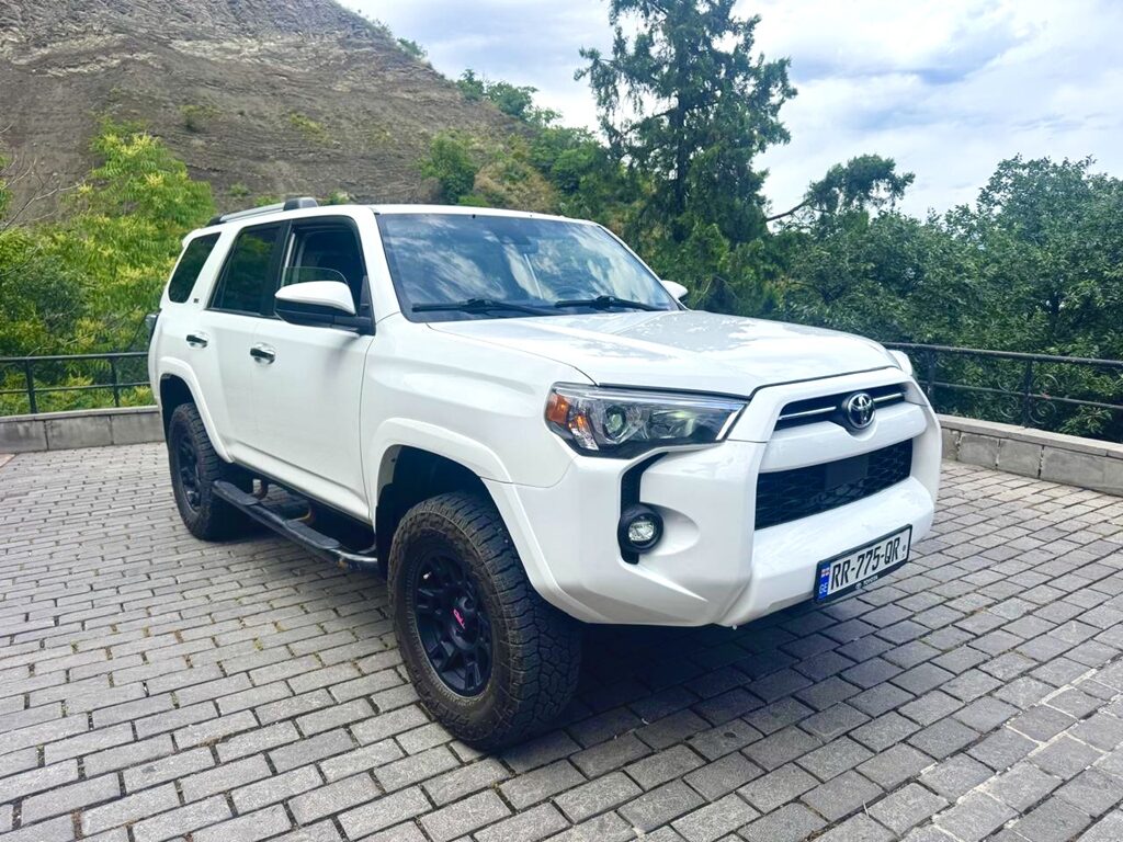 Toyota 4Runner 2021 white