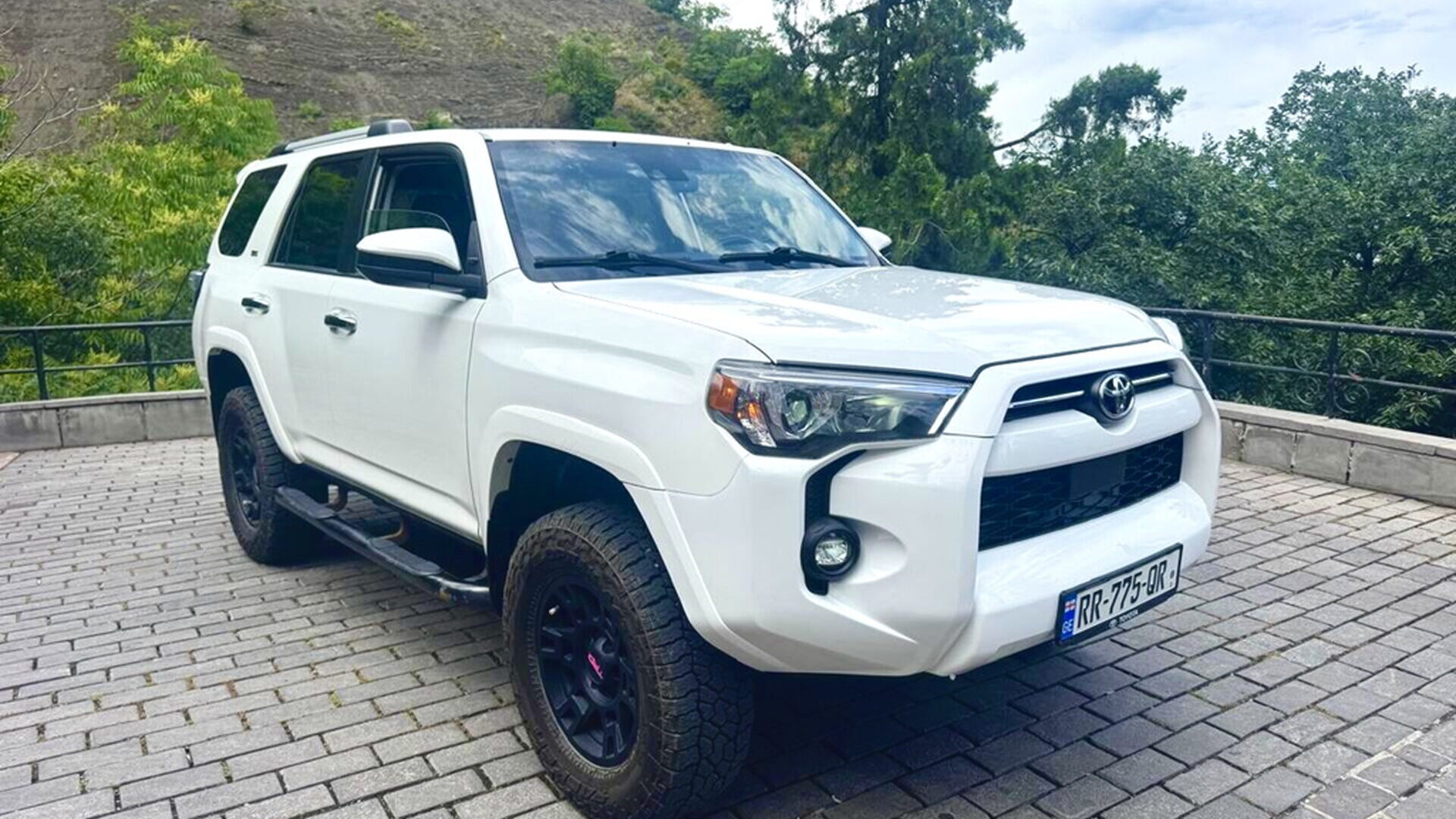 Toyota 4Runner 2021 white