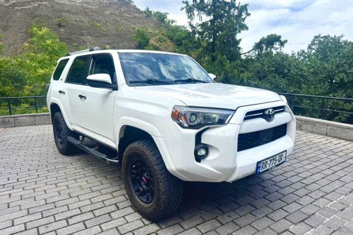 Toyota 4Runner 2021 white