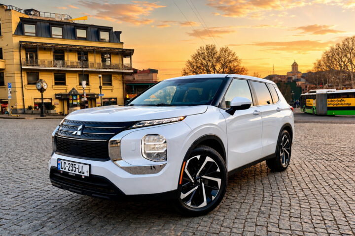 Mitsubishi Outlander 2021 White