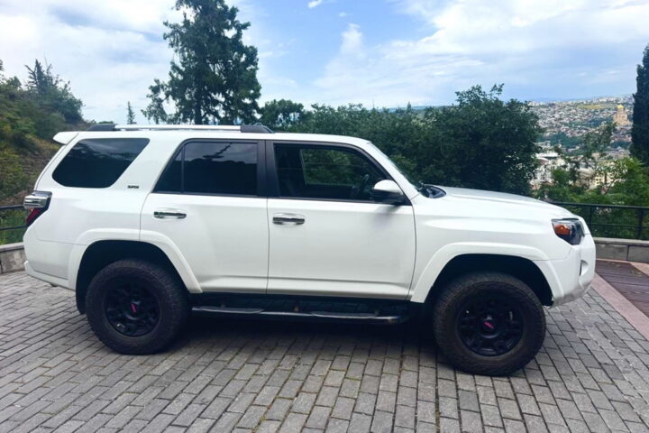 Toyota 4Runner 2021 white