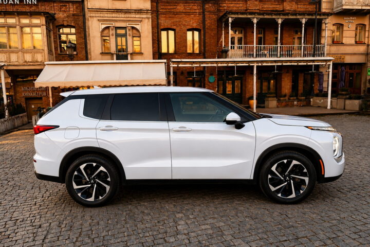 Mitsubishi Outlander 2021 White