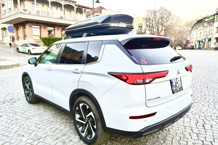 Mitsubishi Outlander 2021 White